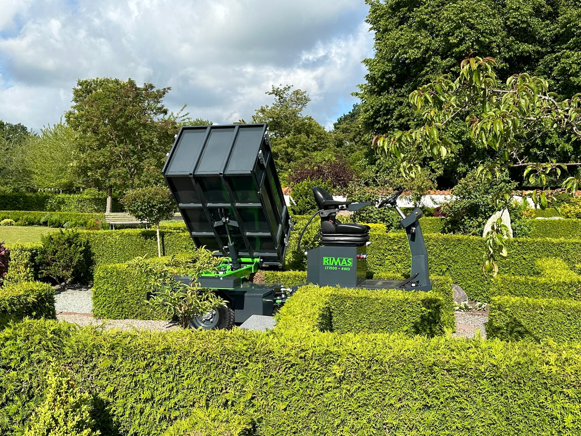 Rimas LT1500 med drejelad tipper på kirkegård