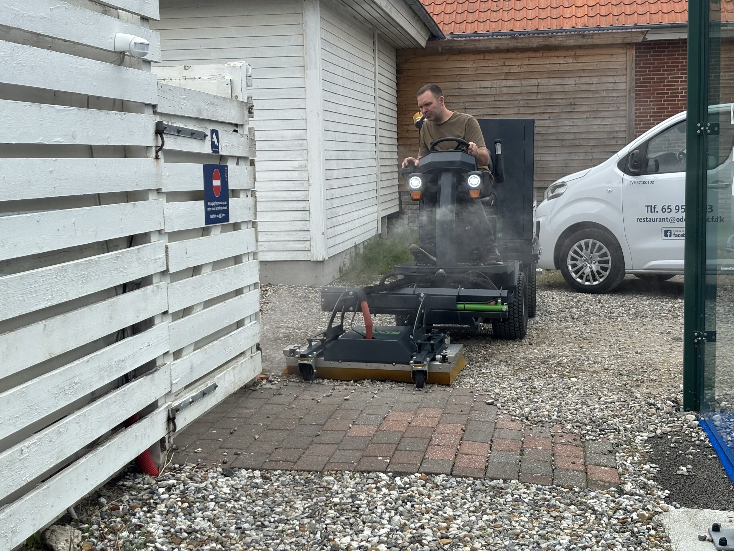 RIMAS_FS_1500e_med_varmtvandsanlæg_og_fladefordeler_kan_arbejde_tæt_op_hegn_og_murværk